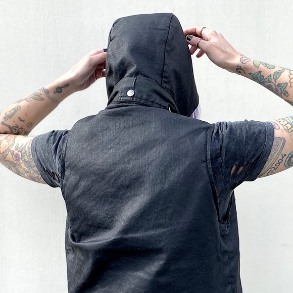 🦊 FOX & VIXEN || HANDMADE VINTAGE || Unisex Black Vest with Detachable Hood - Picture 16 of 16